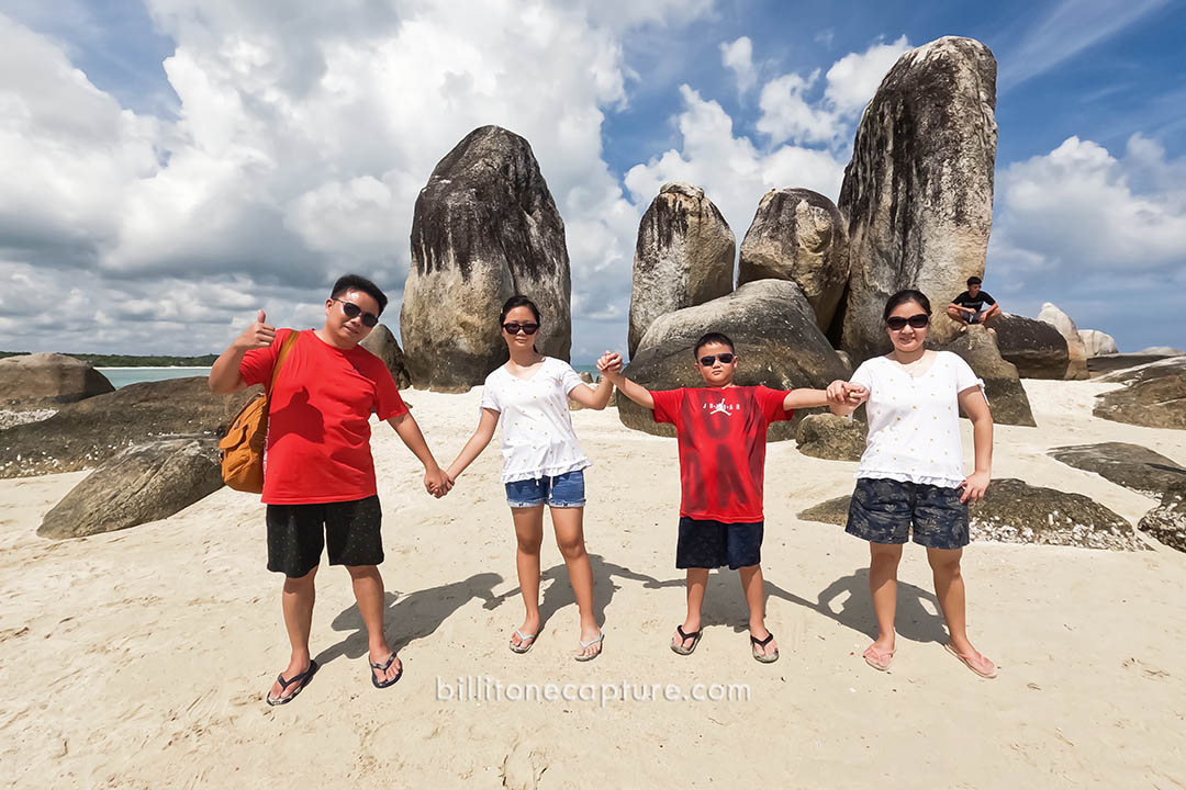 Pemandangan indah Pulau Batu Berlayar di tengah laut